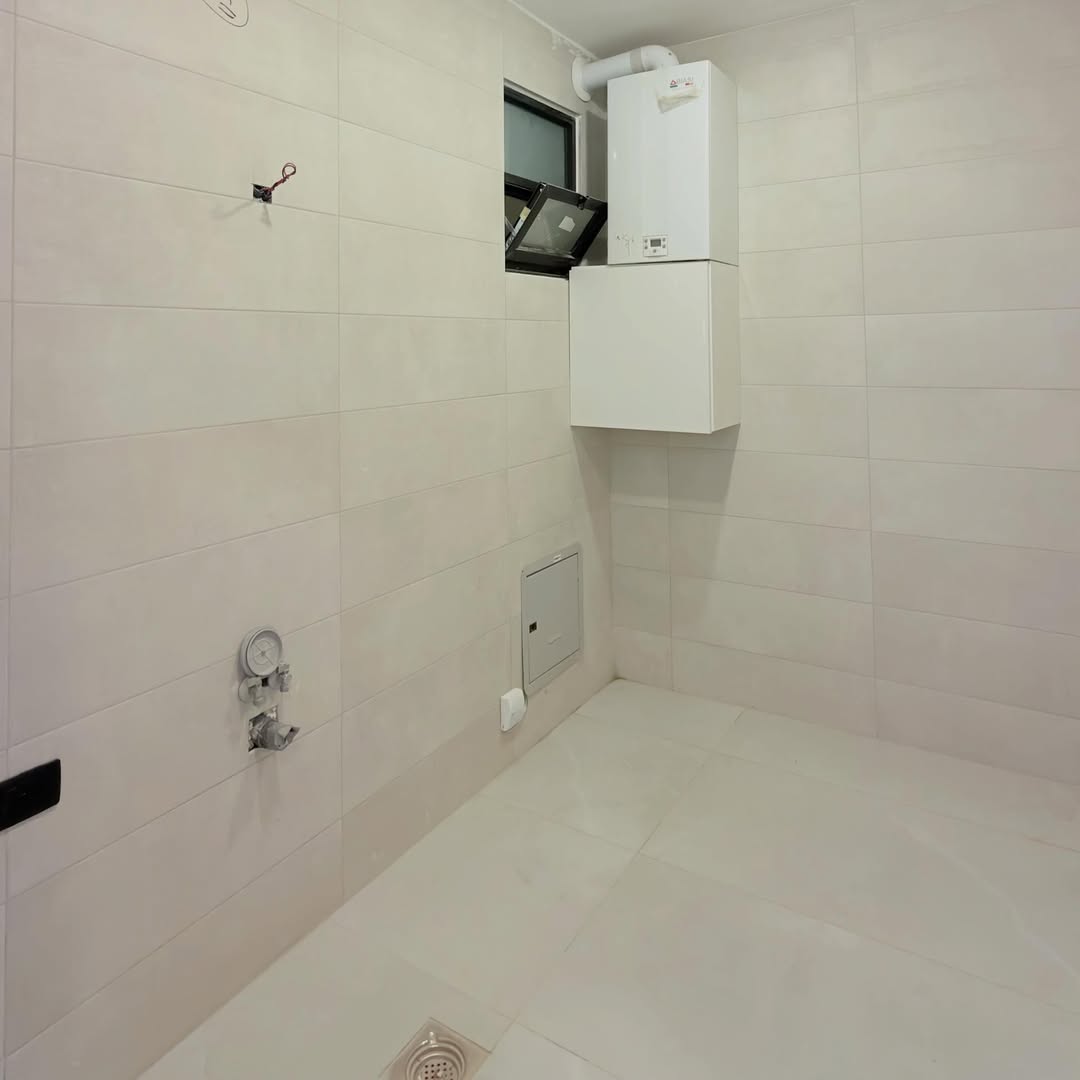 Fifth-floor apartment