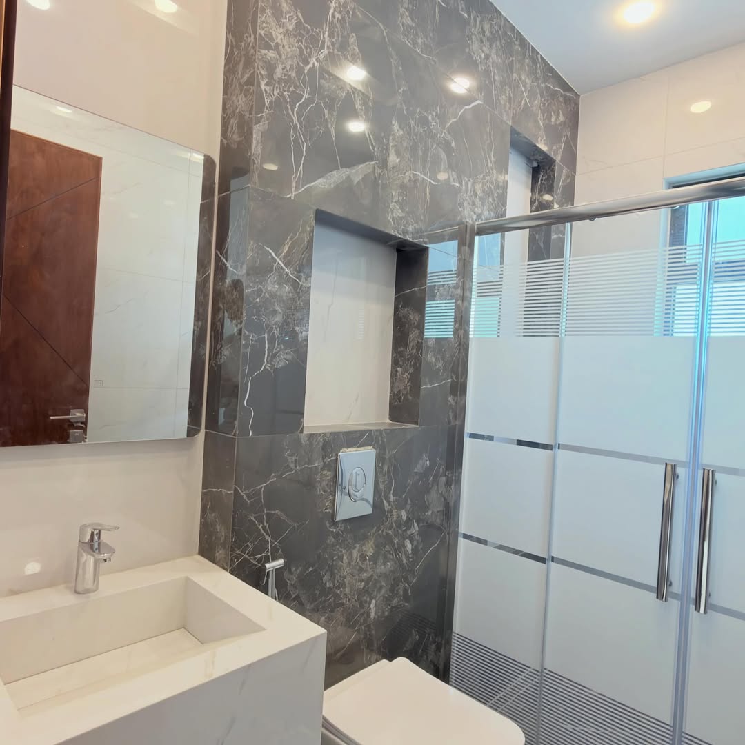 Fifth-floor apartment