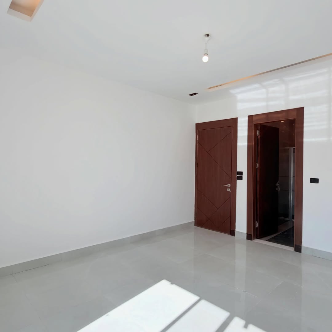 Fifth-floor apartment