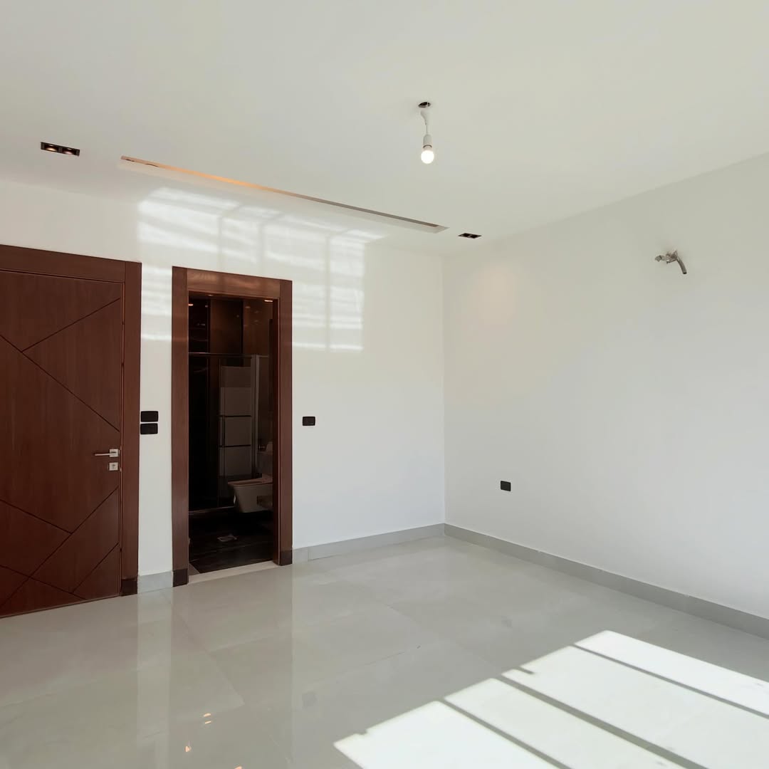 Fifth-floor apartment