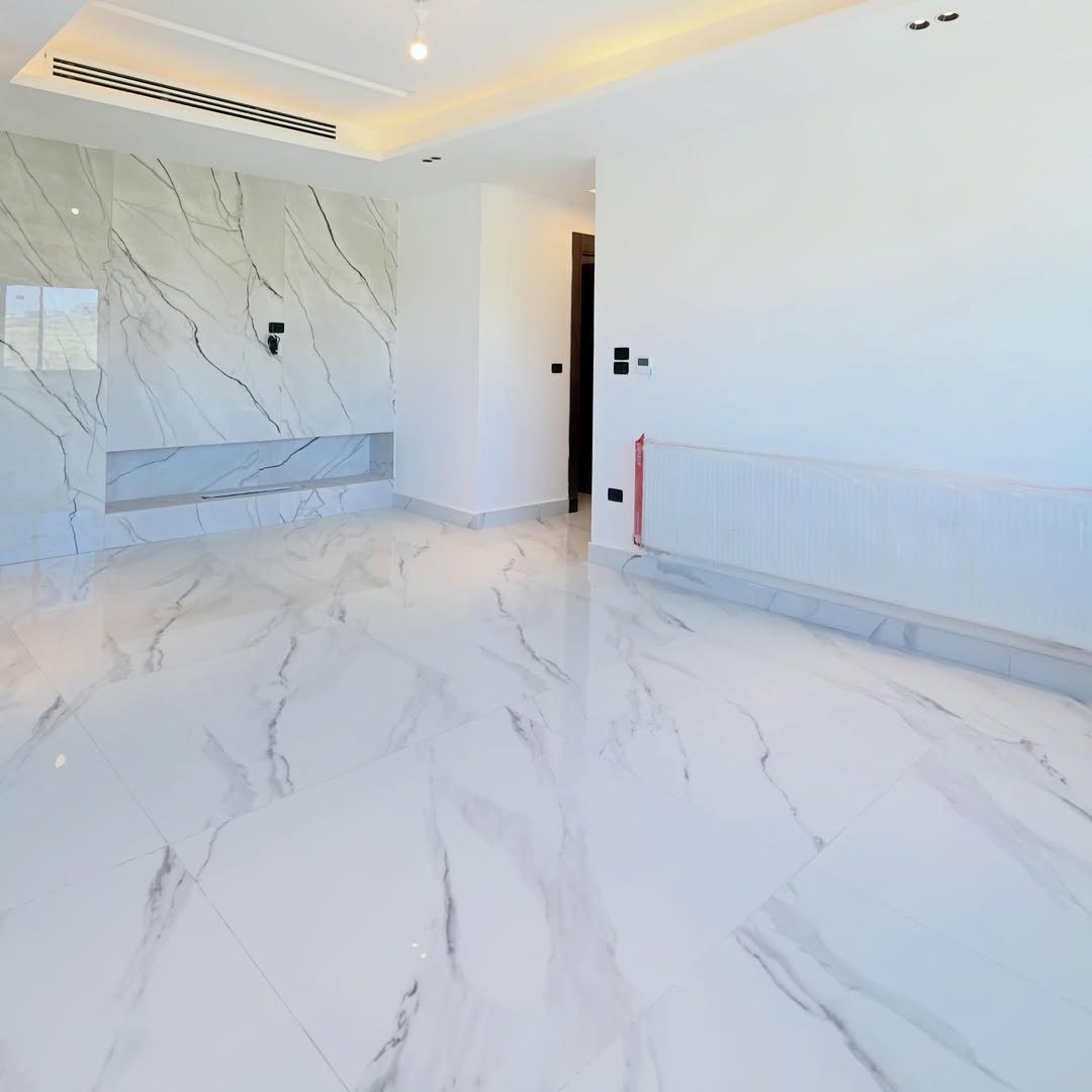 Fifth-floor apartment