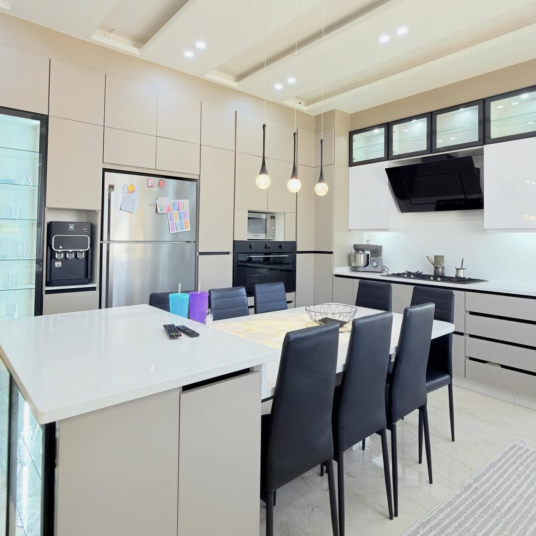 Third Floor Apartment with Private Roof – Total Area 400 sqm