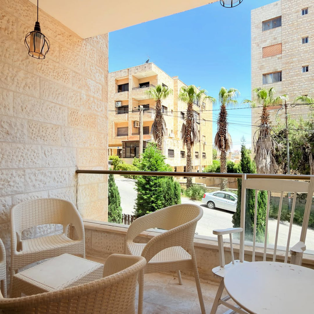 Raised ground-floor apartment