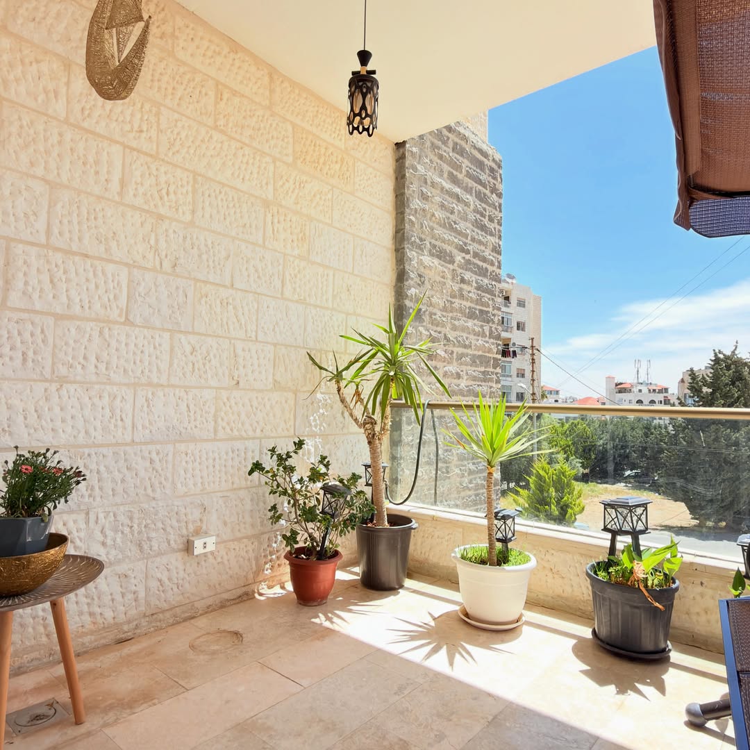 Raised ground-floor apartment