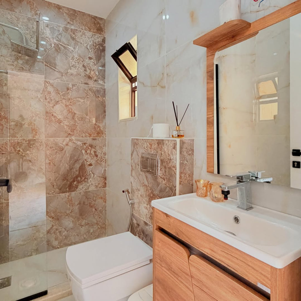 Third Floor Apartment with Private Roof – Fully Furnished