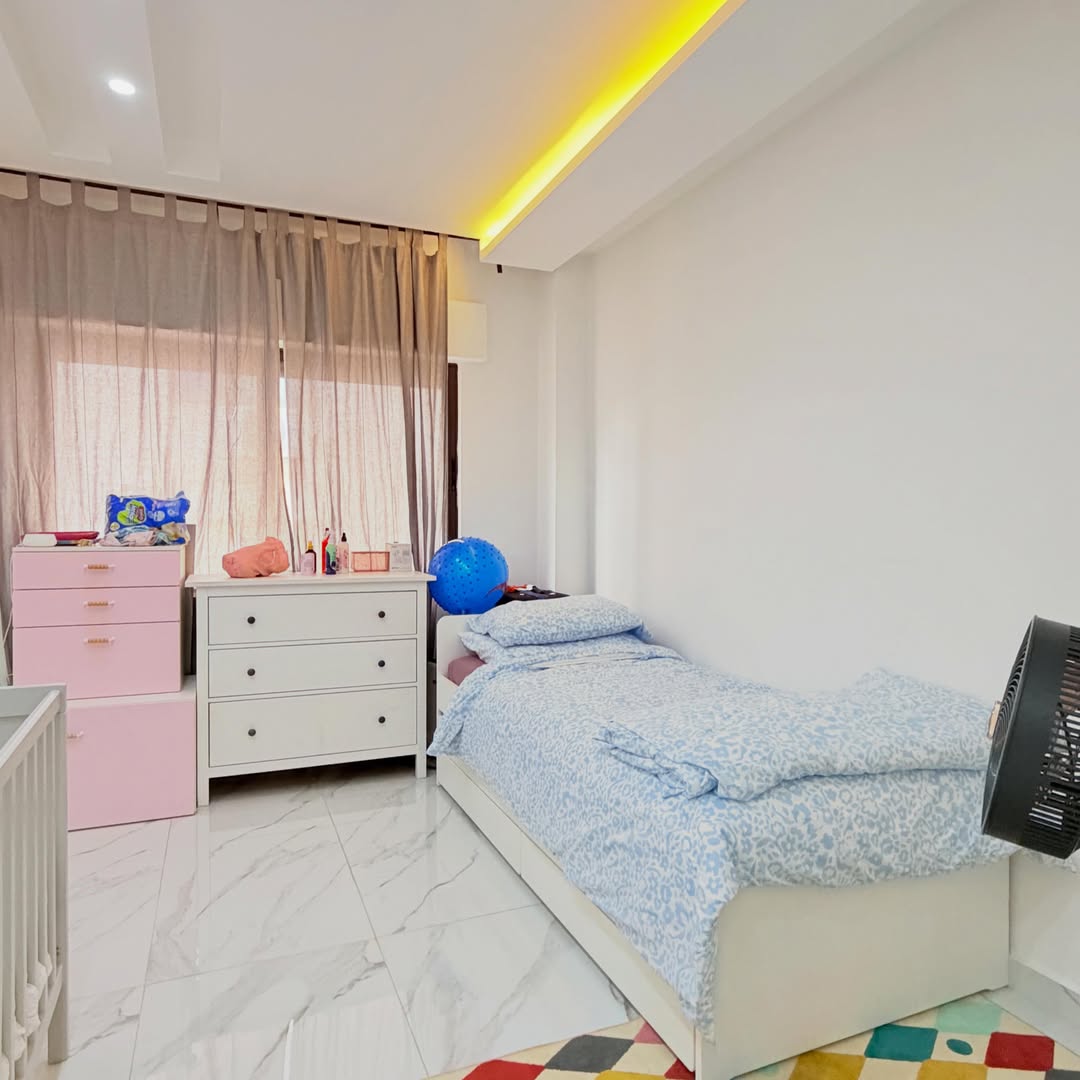 Third Floor Apartment with Private Roof – Fully Furnished