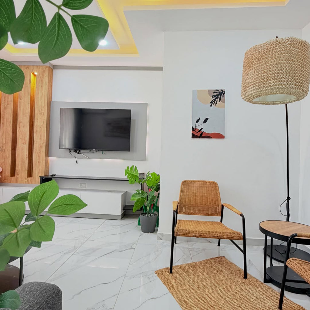 Third Floor Apartment with Private Roof – Fully Furnished