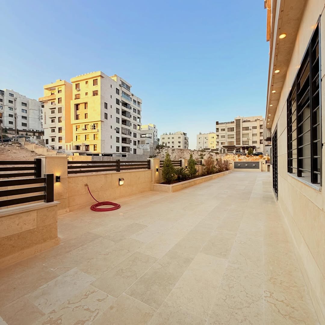 A ground-floor apartment with an area of 450 sqm.
