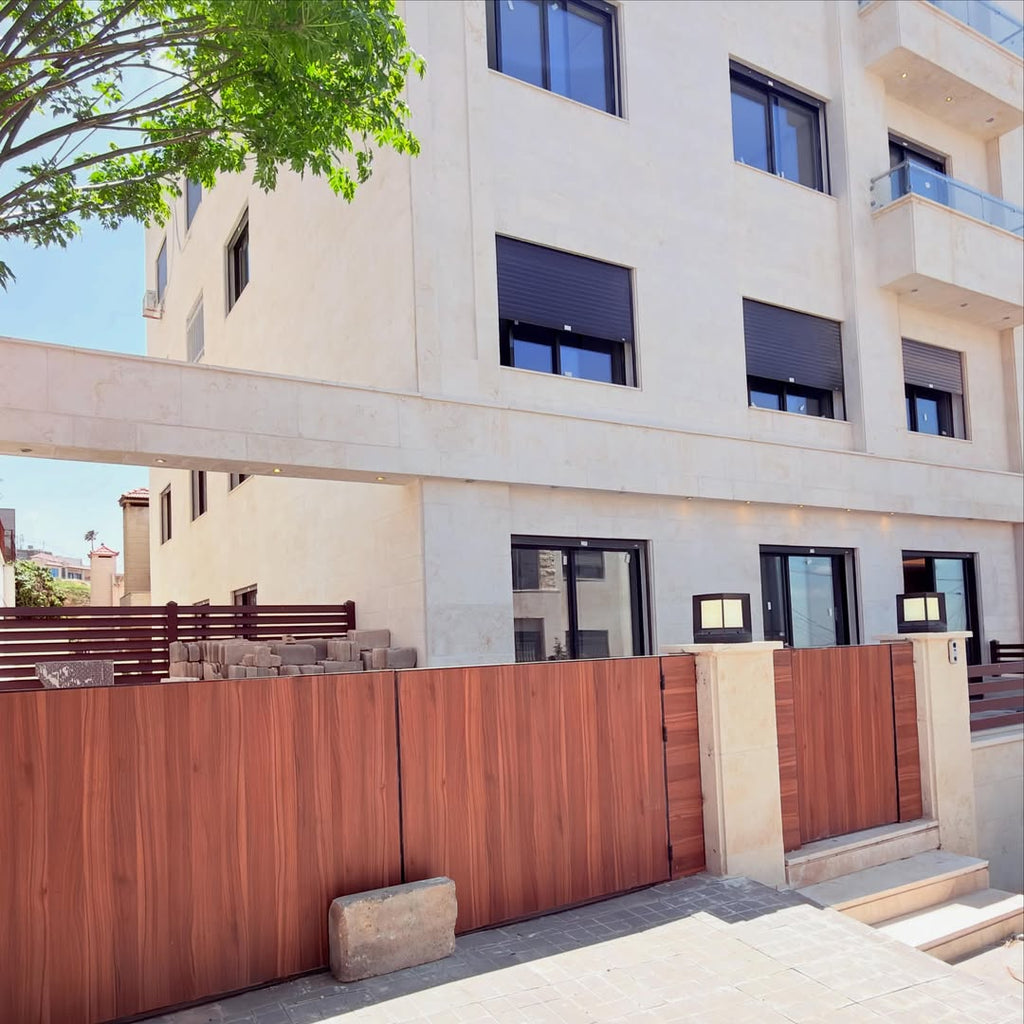 Raised ground-floor apartment with a private garage