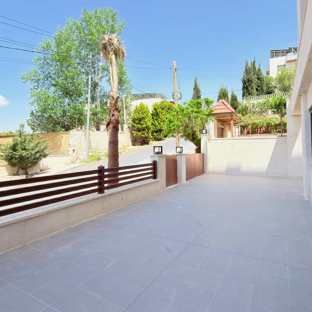 Raised ground-floor apartment with a private garage