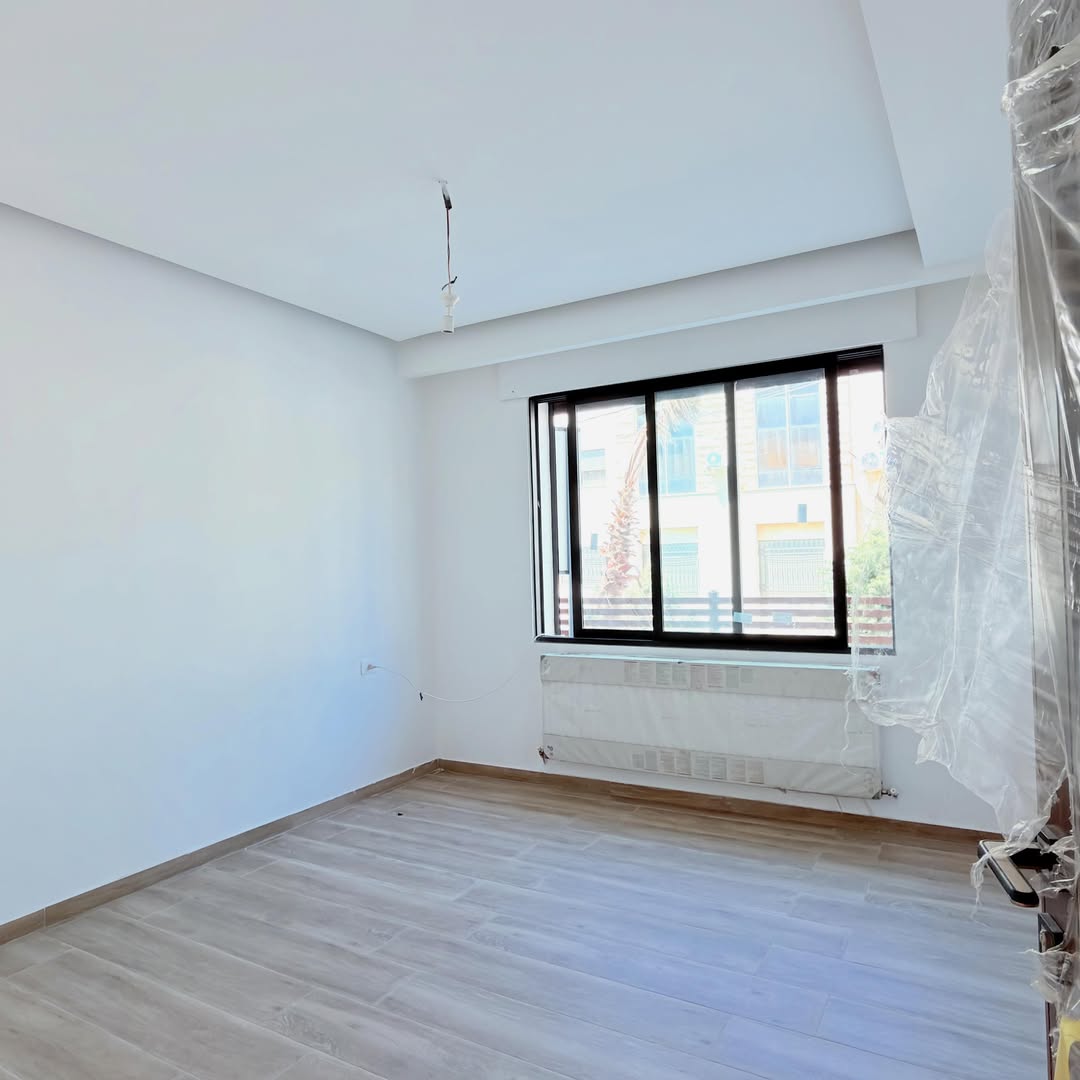 Raised ground-floor apartment with a private garage