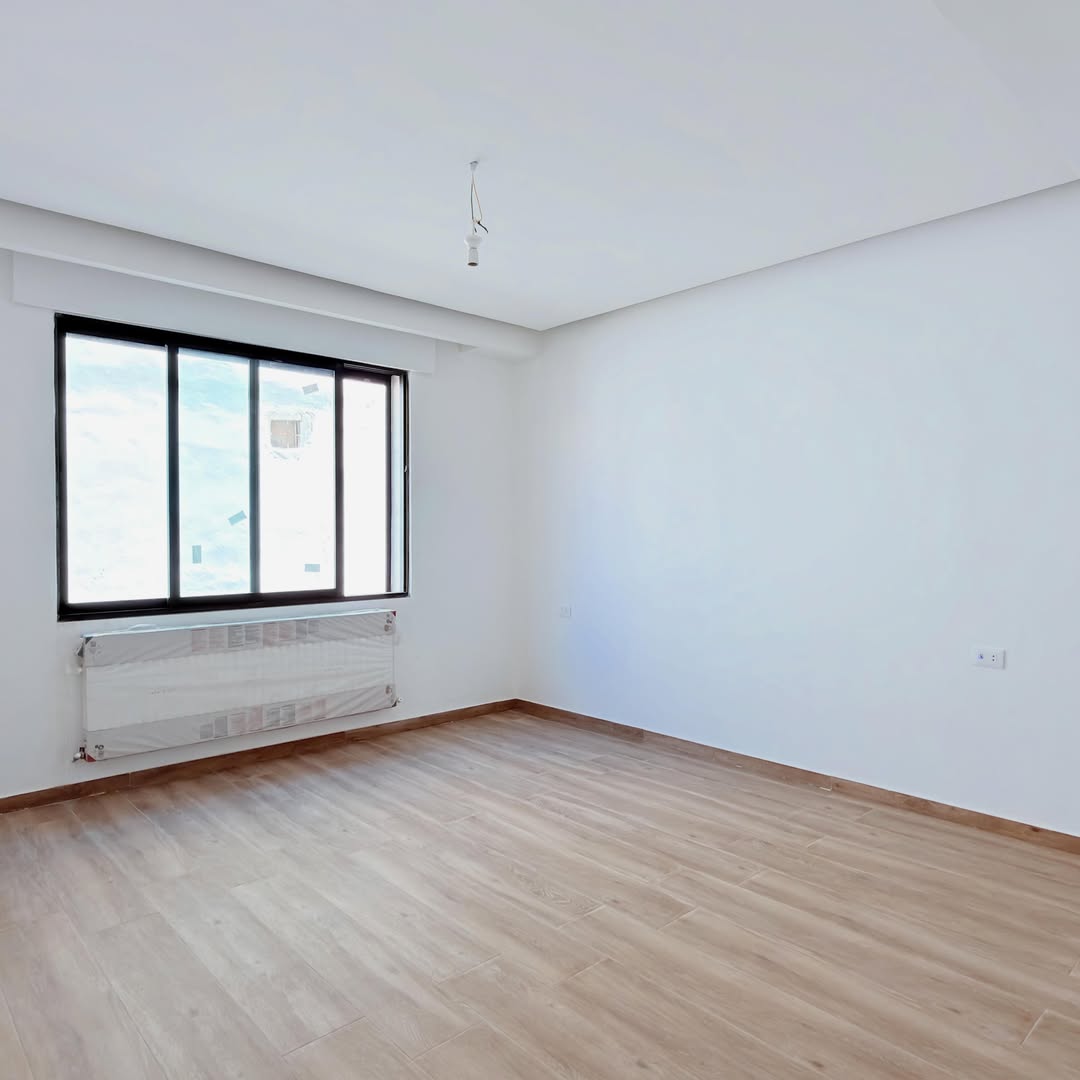 Raised ground-floor apartment with a private garage