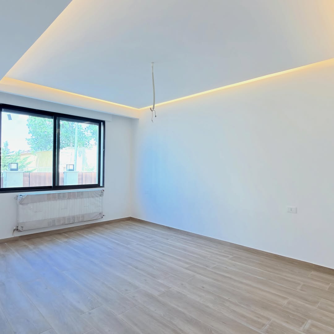 Raised ground-floor apartment with a private garage