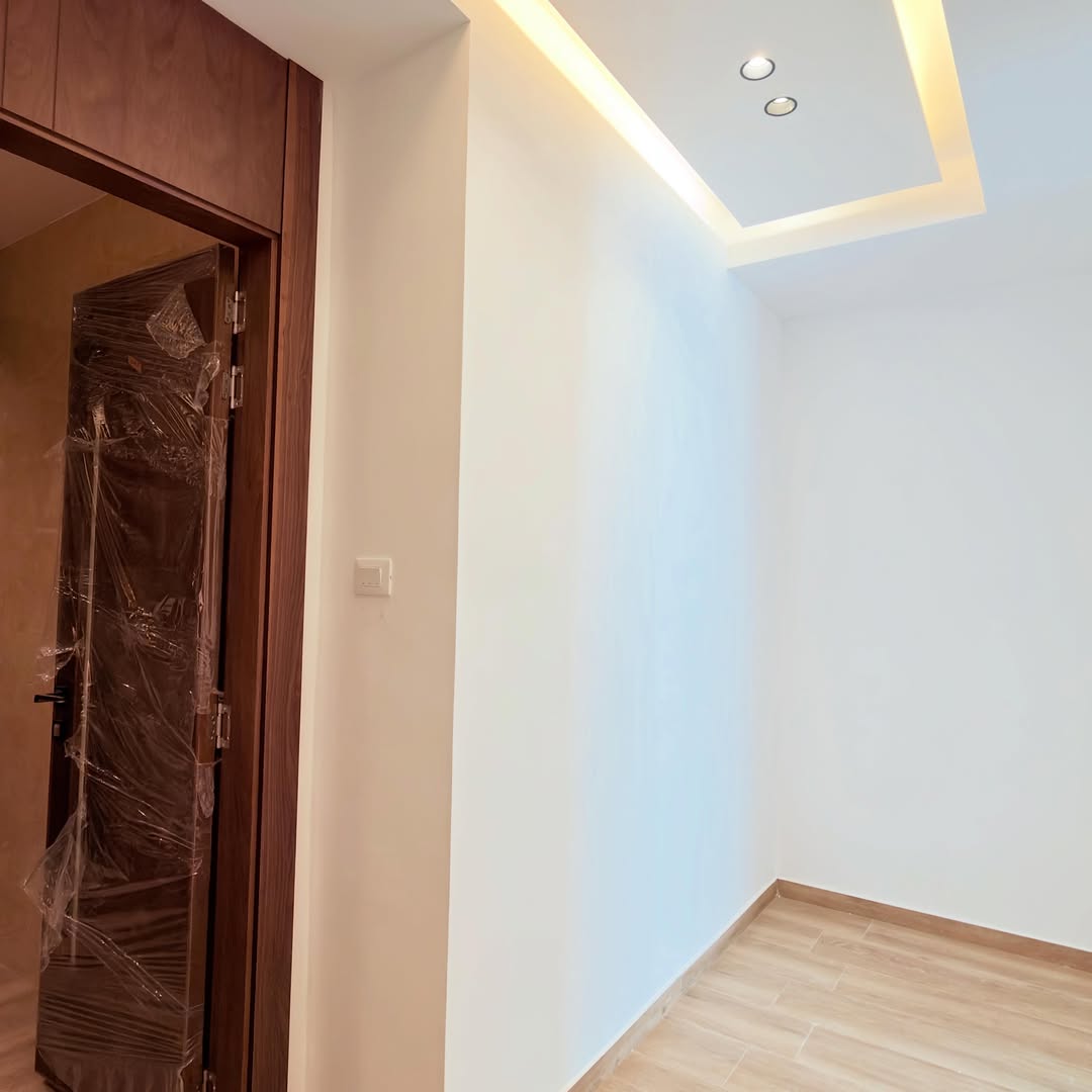 Raised ground-floor apartment with a private garage