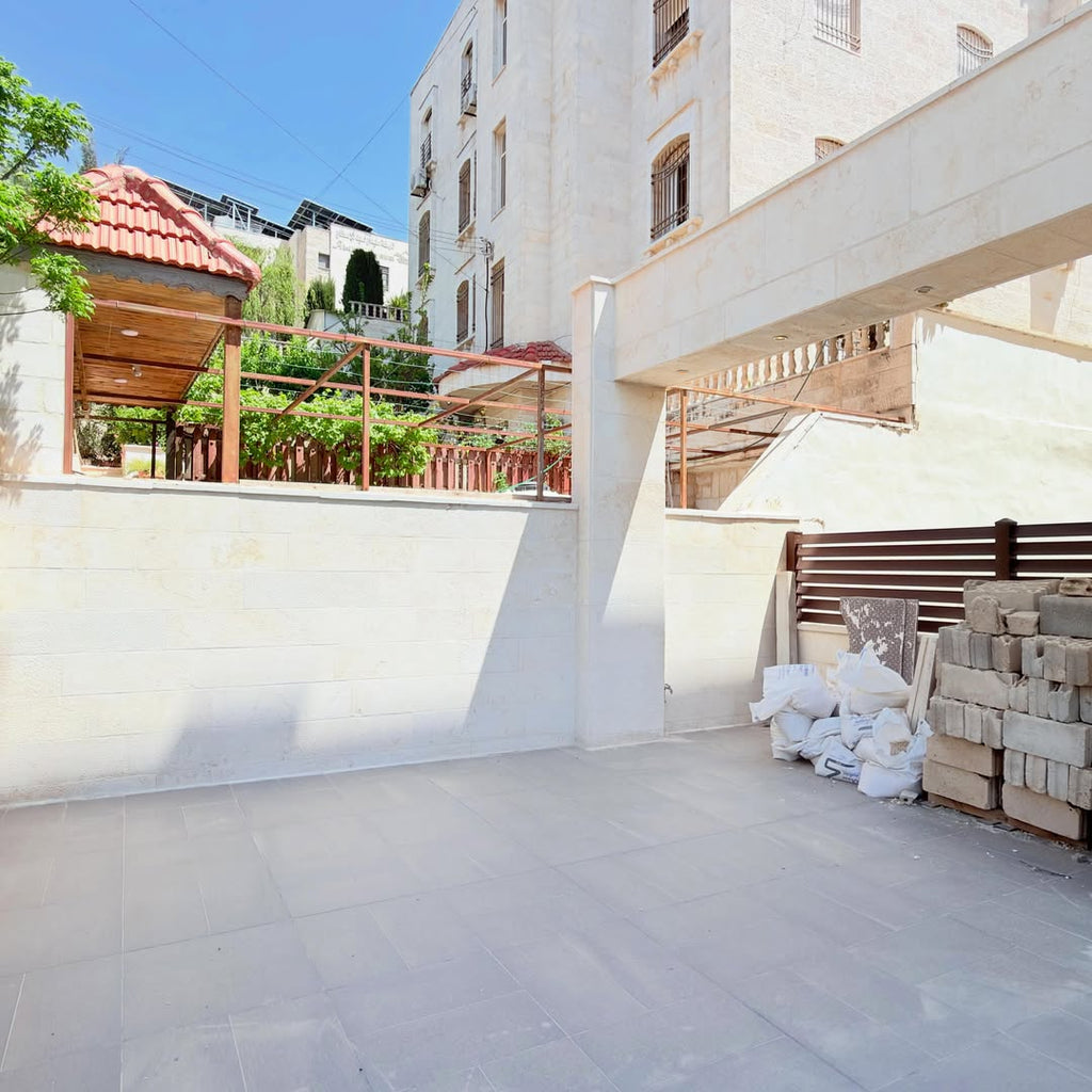 Raised ground-floor apartment with a private garage