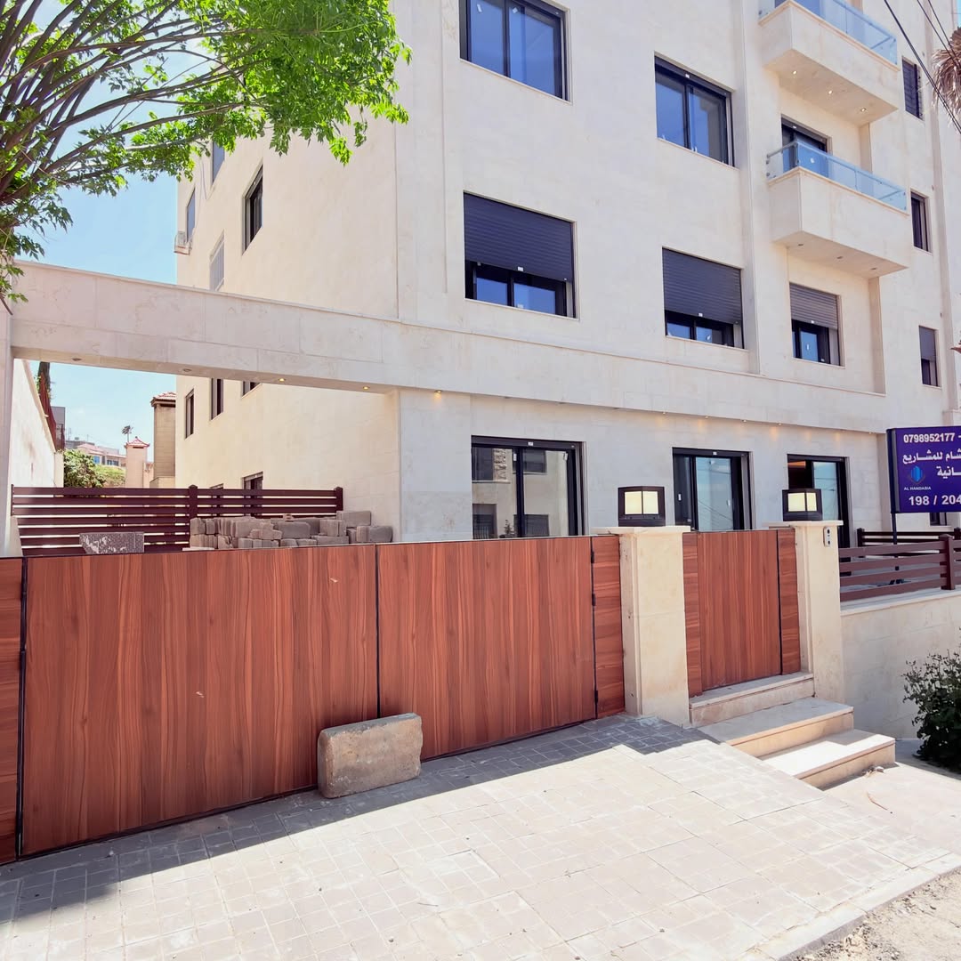 Raised ground-floor apartment with a private garage