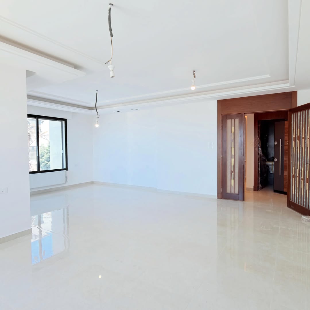 Raised ground-floor apartment with a private garage