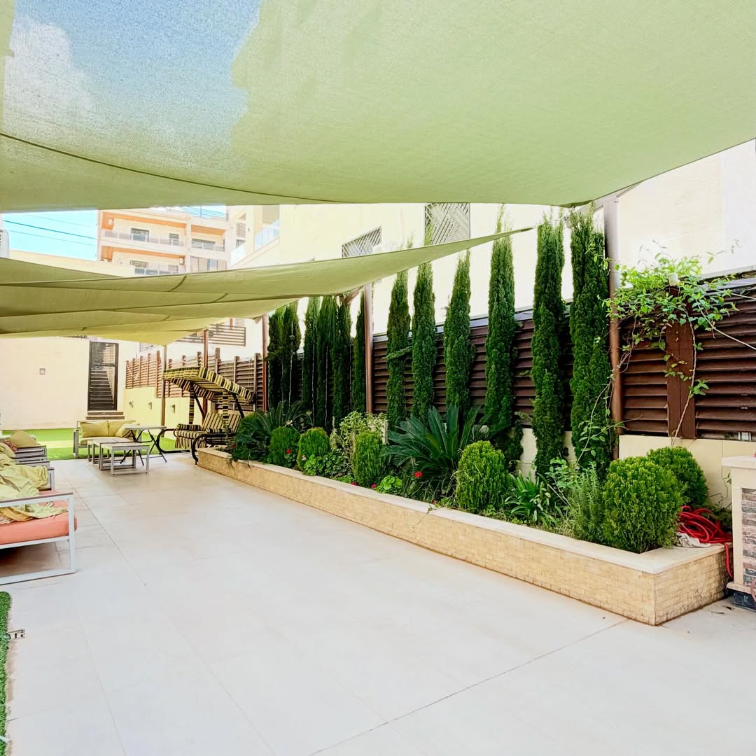 A semi-ground-floor apartment with a private entrance, with an area of 390 sqm