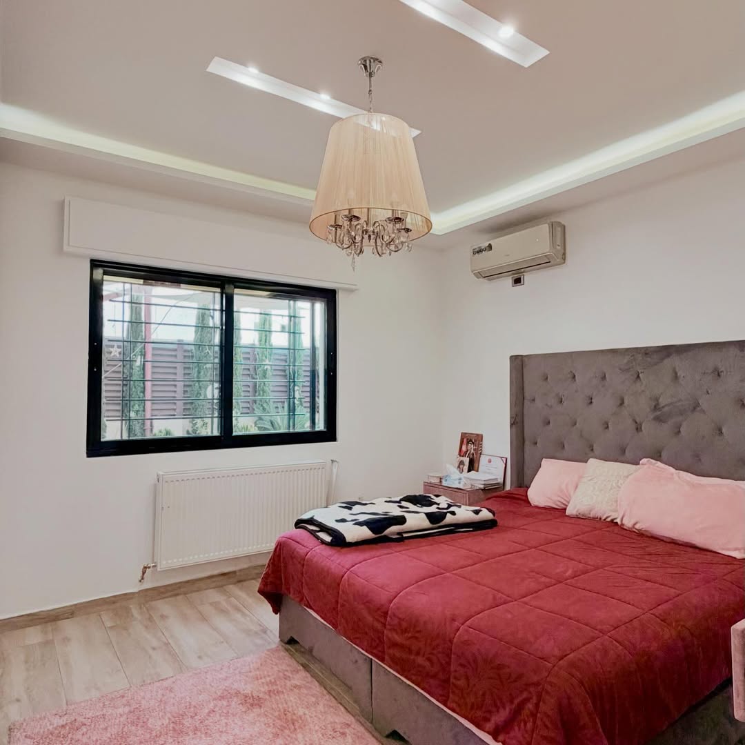 A semi-ground-floor apartment with a private entrance, with an area of 390 sqm