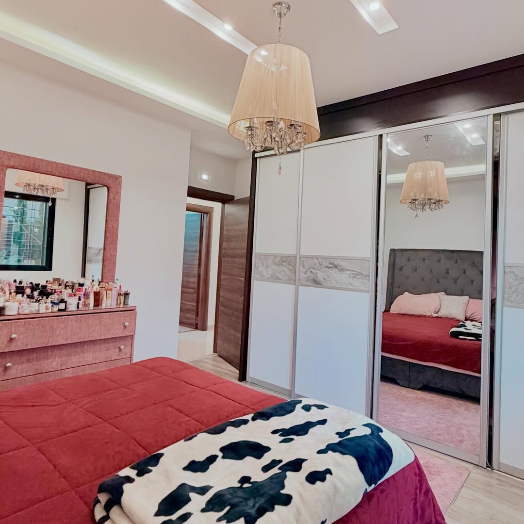 A semi-ground-floor apartment with a private entrance, with an area of 390 sqm