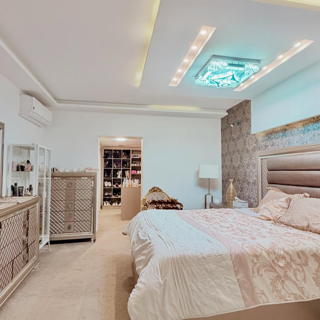 A semi-ground-floor apartment with a private entrance, with an area of 390 sqm