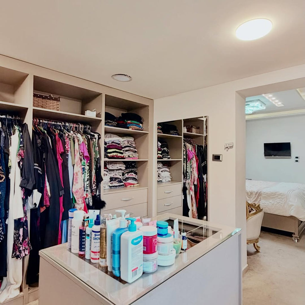 A semi-ground-floor apartment with a private entrance, with an area of 390 sqm