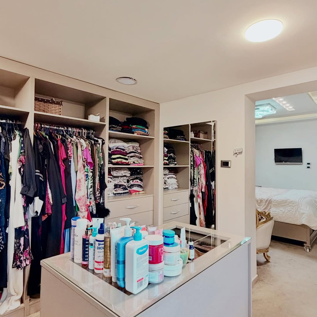 A semi-ground-floor apartment with a private entrance, with an area of 390 sqm