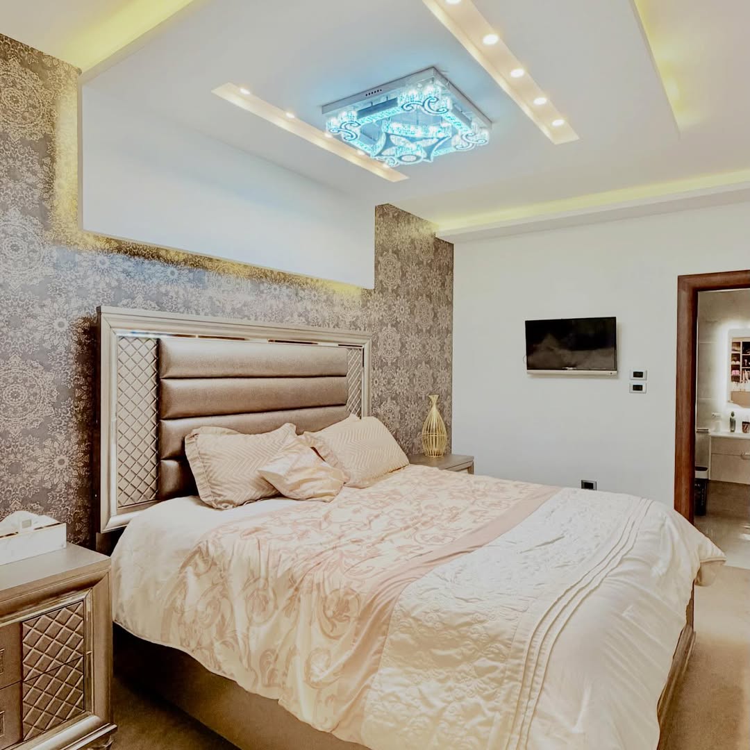 A semi-ground-floor apartment with a private entrance, with an area of 390 sqm