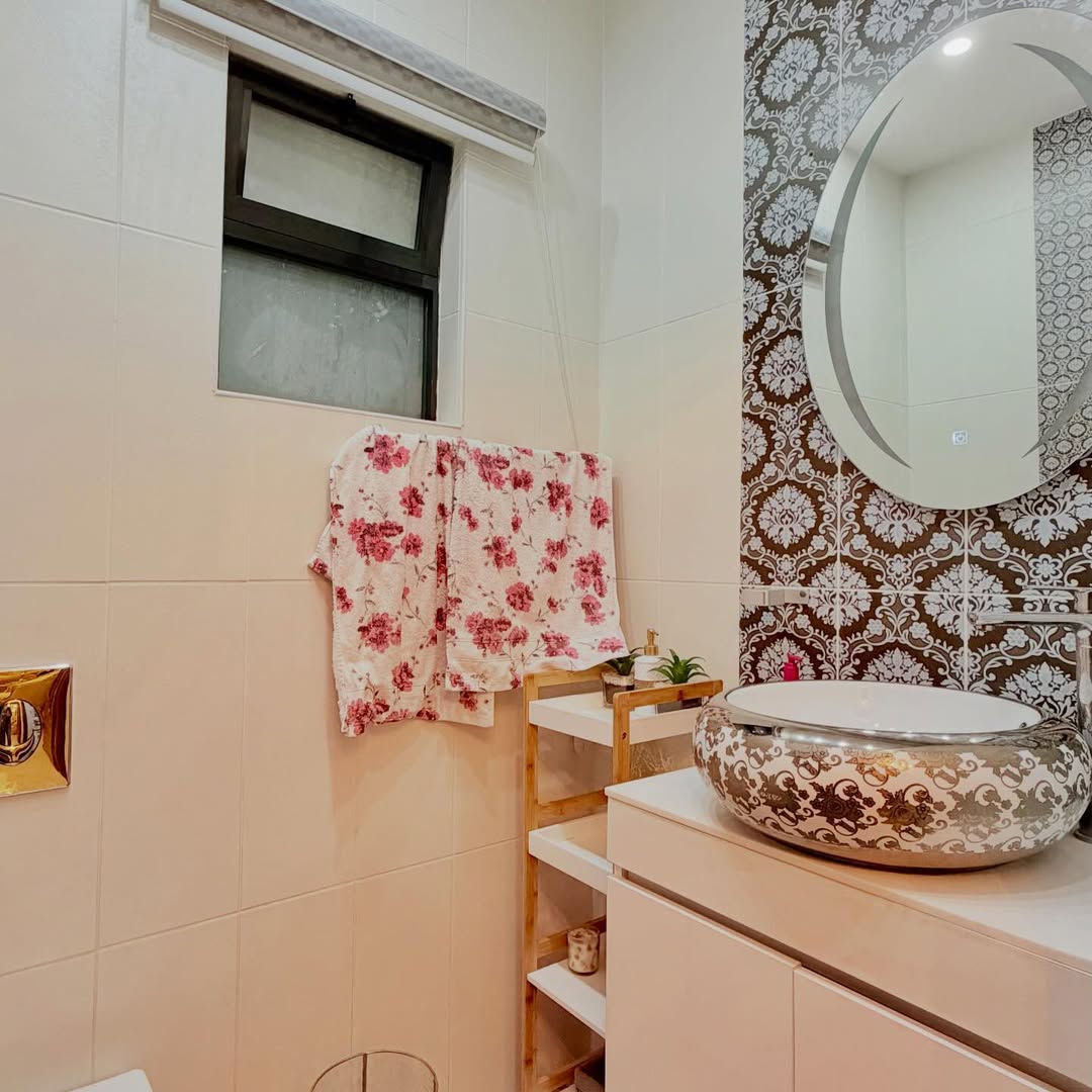 A semi-ground-floor apartment with a private entrance, with an area of 390 sqm