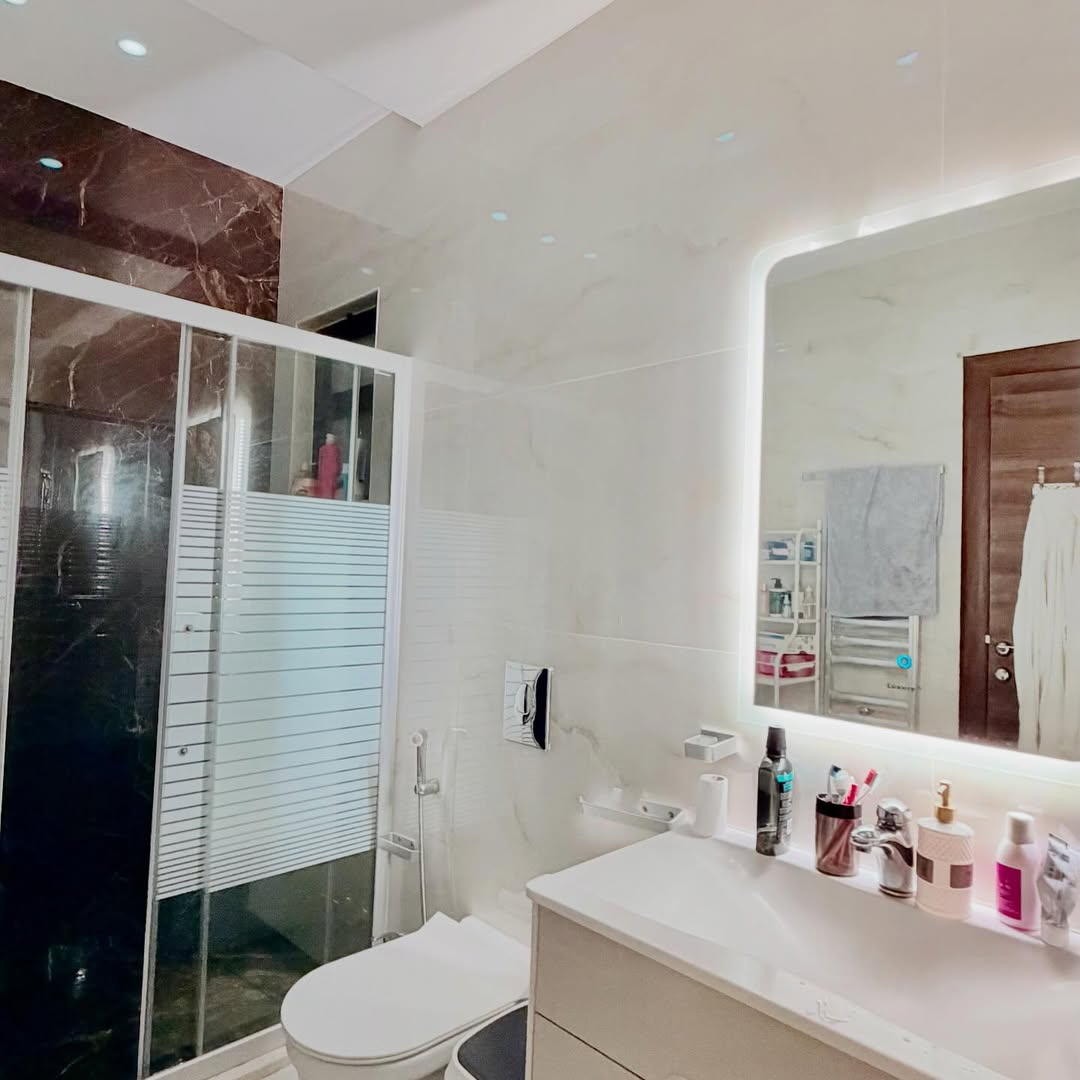 A semi-ground-floor apartment with a private entrance, with an area of 390 sqm