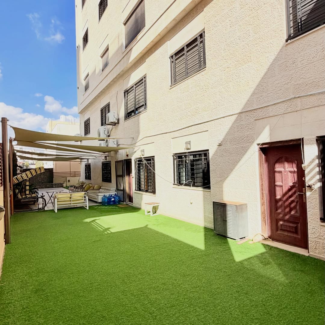 A semi-ground-floor apartment with a private entrance, with an area of 390 sqm