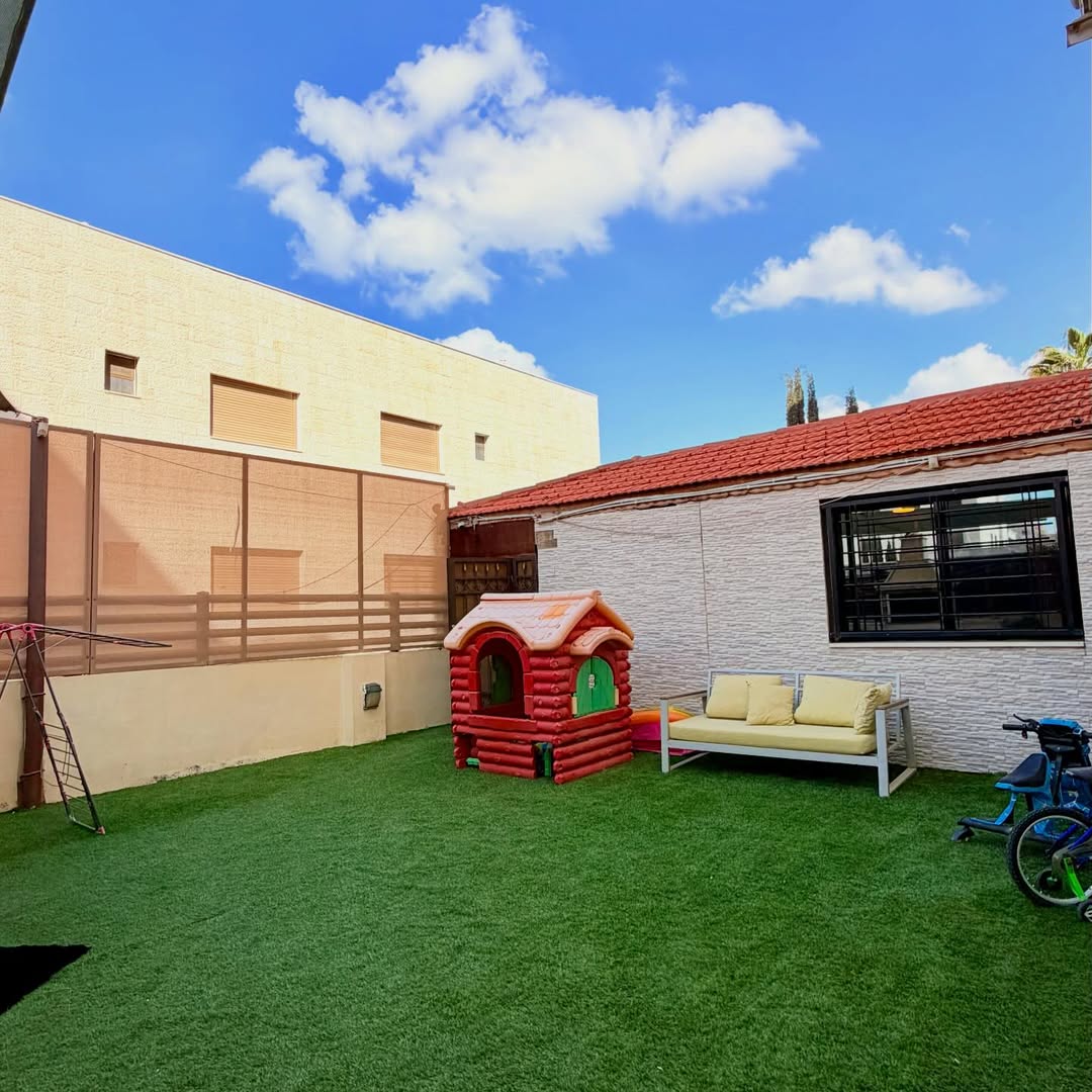 A semi-ground-floor apartment with a private entrance, with an area of 390 sqm