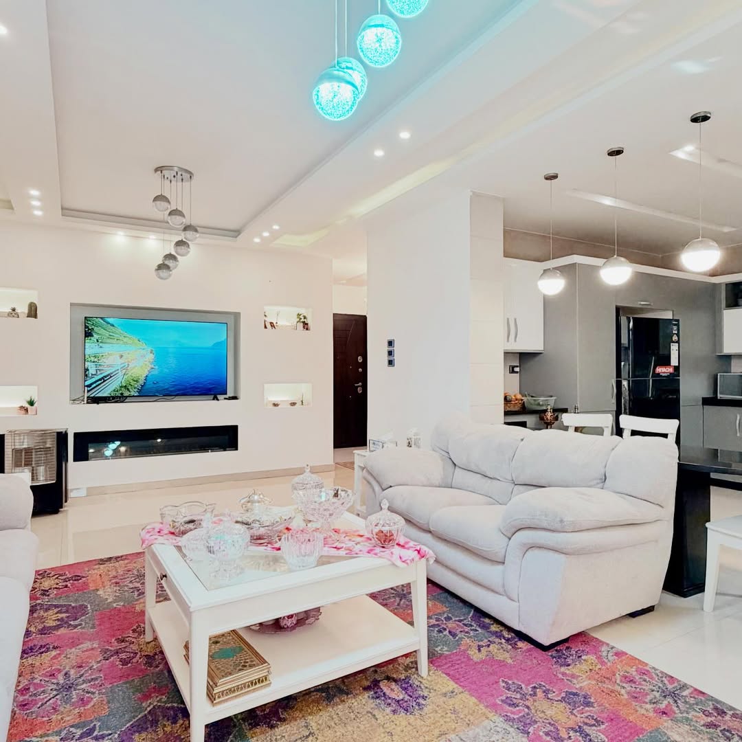 A semi-ground-floor apartment with a private entrance, with an area of 390 sqm