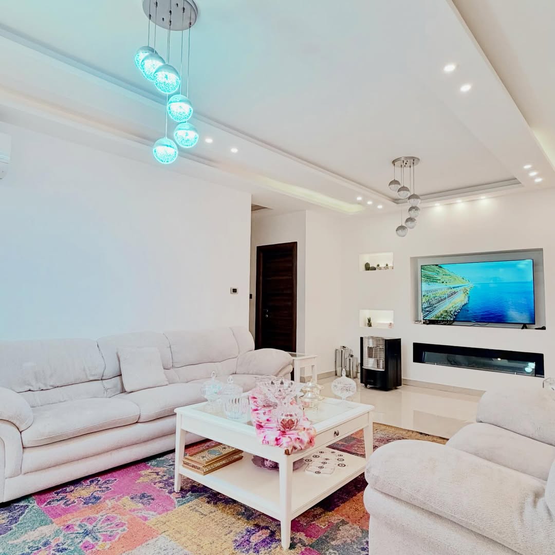 A semi-ground-floor apartment with a private entrance, with an area of 390 sqm