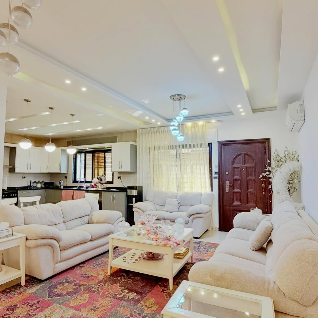 A semi-ground-floor apartment with a private entrance, with an area of 390 sqm