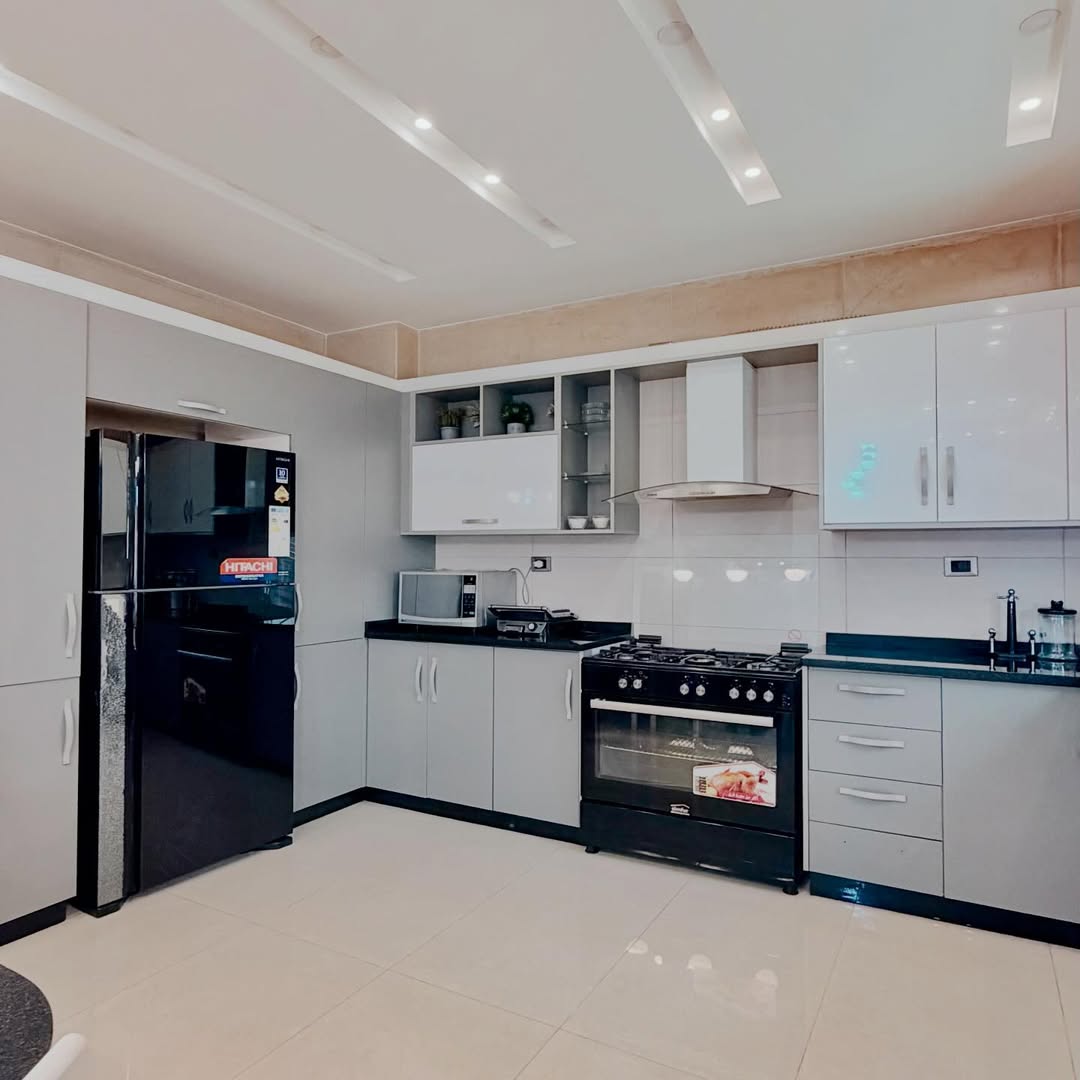 A semi-ground-floor apartment with a private entrance, with an area of 390 sqm
