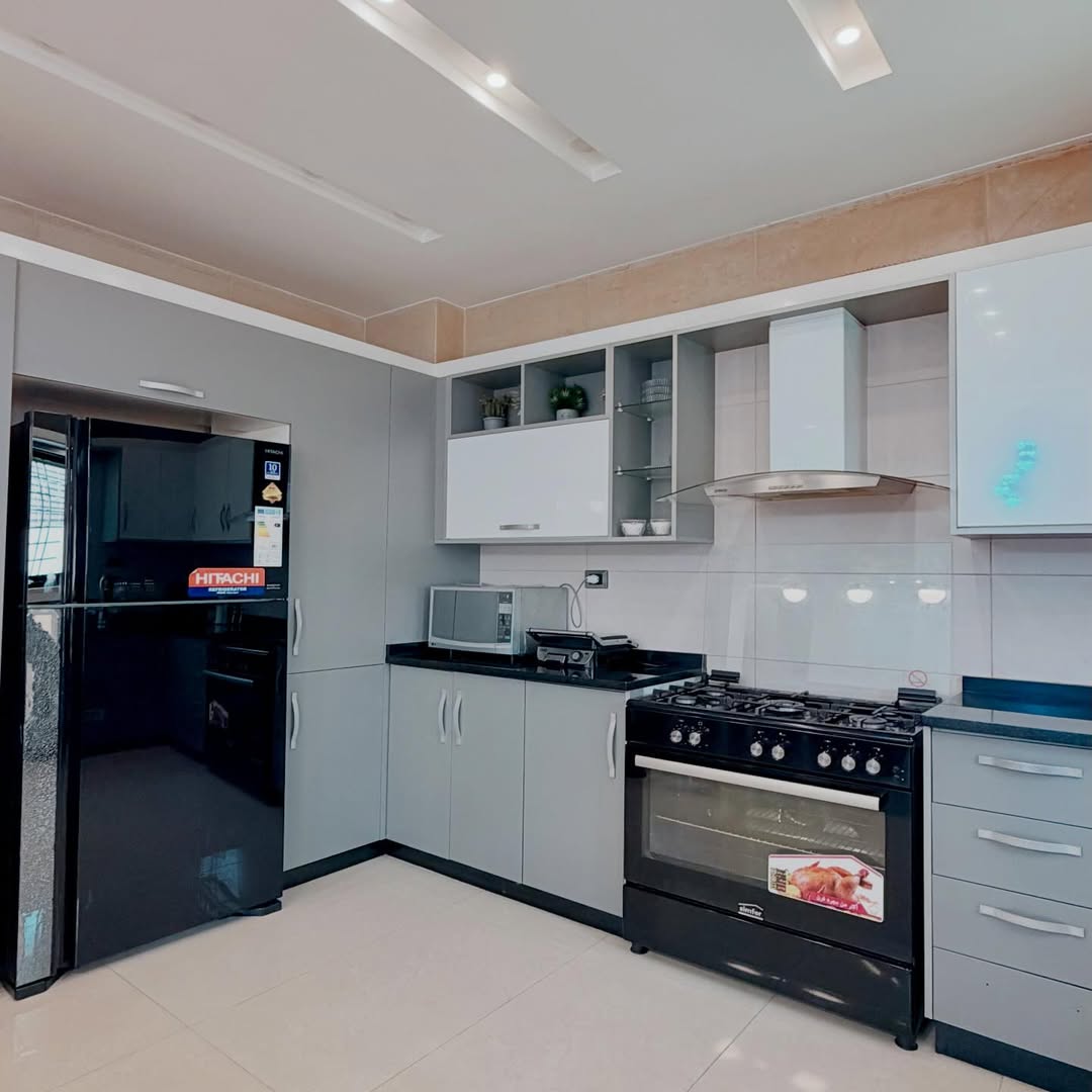 A semi-ground-floor apartment with a private entrance, with an area of 390 sqm