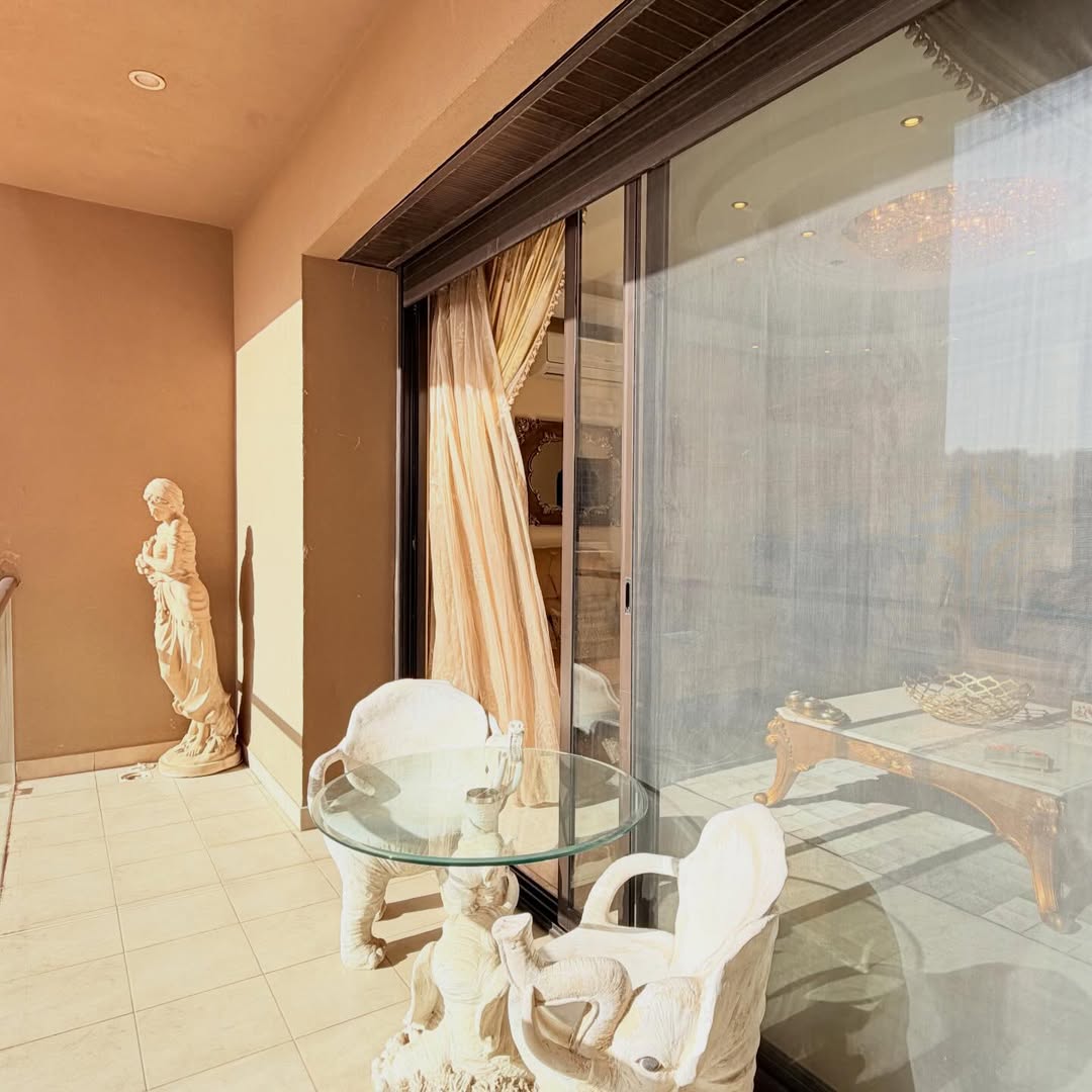 Ground-floor duplex apartment with an area of 800 sqm.