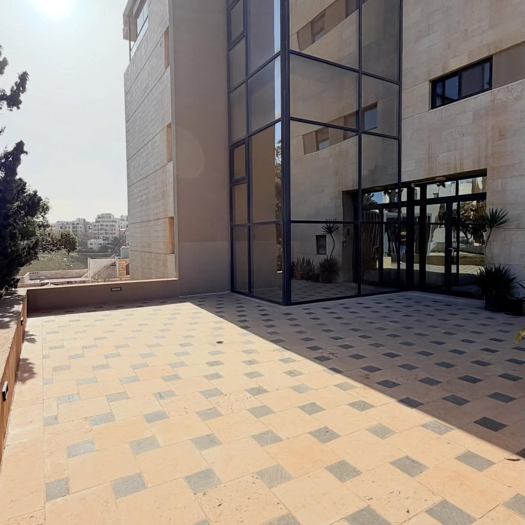 Ground-floor duplex apartment with an area of 800 sqm.